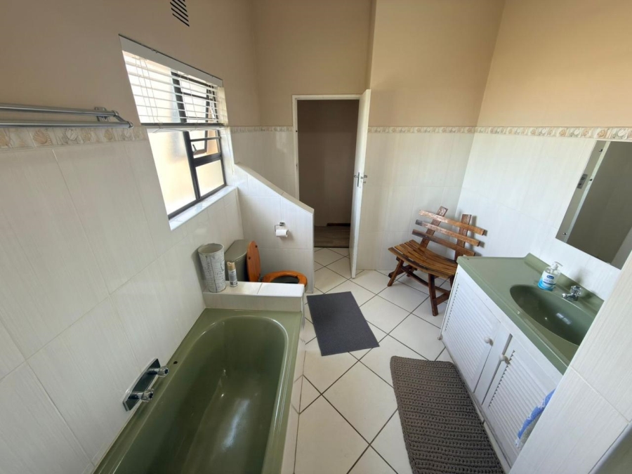 To Let 4 Bedroom Property for Rent in Langerug Western Cape
